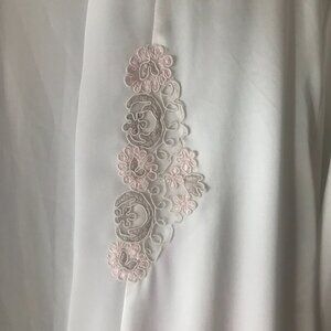 LUCIANO DANTE: CREAM WRAP AND TIE HOUSE COAT WITH PINK APPLEQUE SIZE M